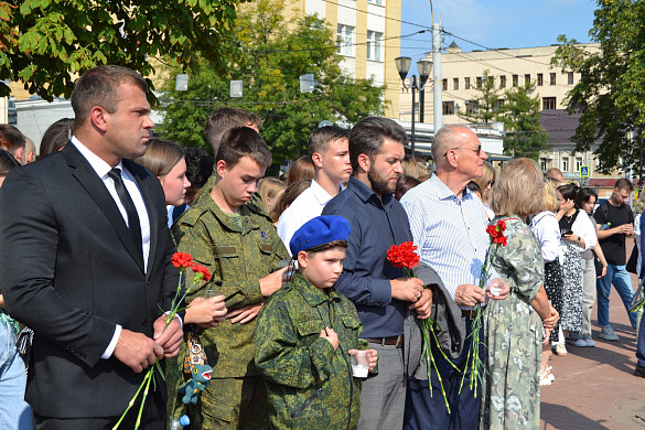 В Иванове к памятнику Георгия Победоносца возложили цветы и свечи  